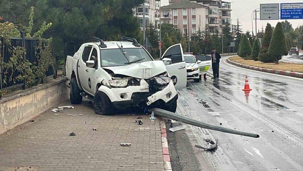 Karaman'a 1 saat yağış yetti! Pikap direğe vurdu