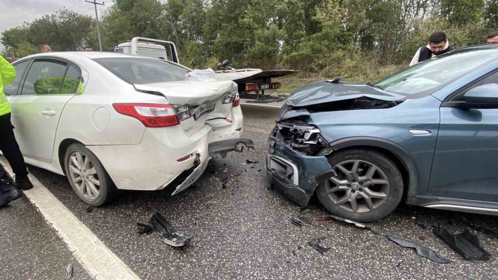 Kocaeli'de hepsi birbirinden değerli 5 araç zincirleme kaza yaptı