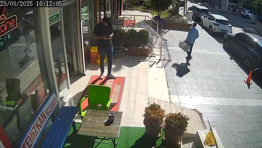 Dolabı açtı, 7 bin TL'lik dondurma çaldı