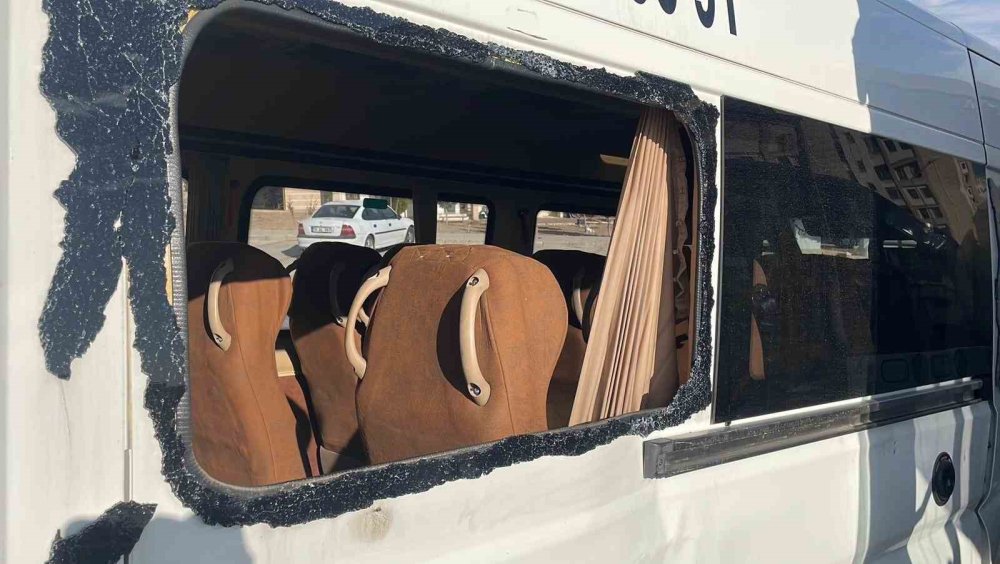 Karaman’da halk otobüsü ile okul servisi çarpıştı