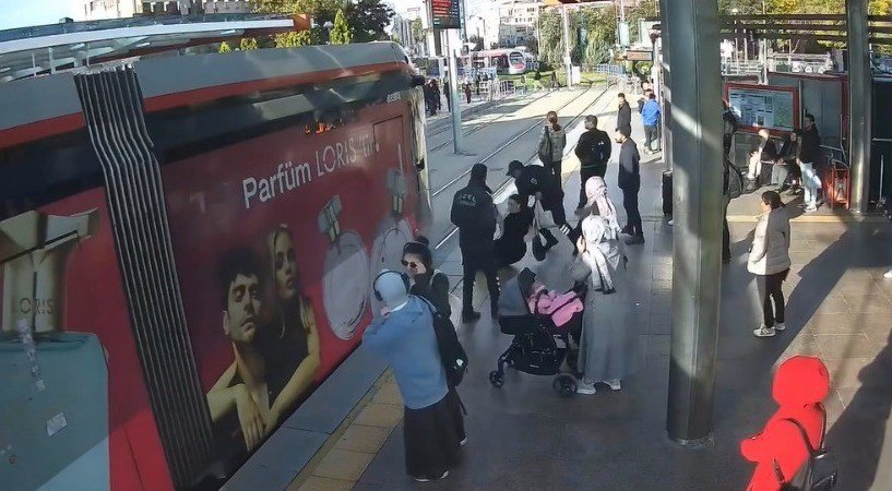 Kulaklıklı Kızı Tramvayın Altında Kalmaktan Güvenlik Görevlisi Kurtardı
