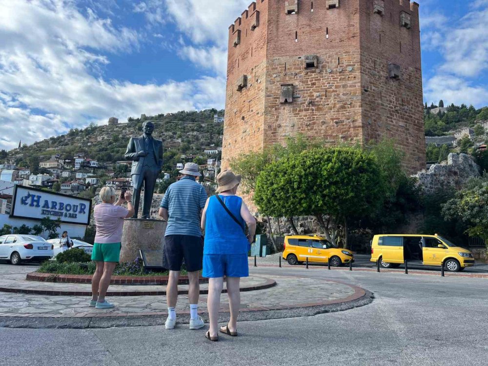 Mürettebatı yolcudan fazla: Marella Discovery 2 Alanya'da