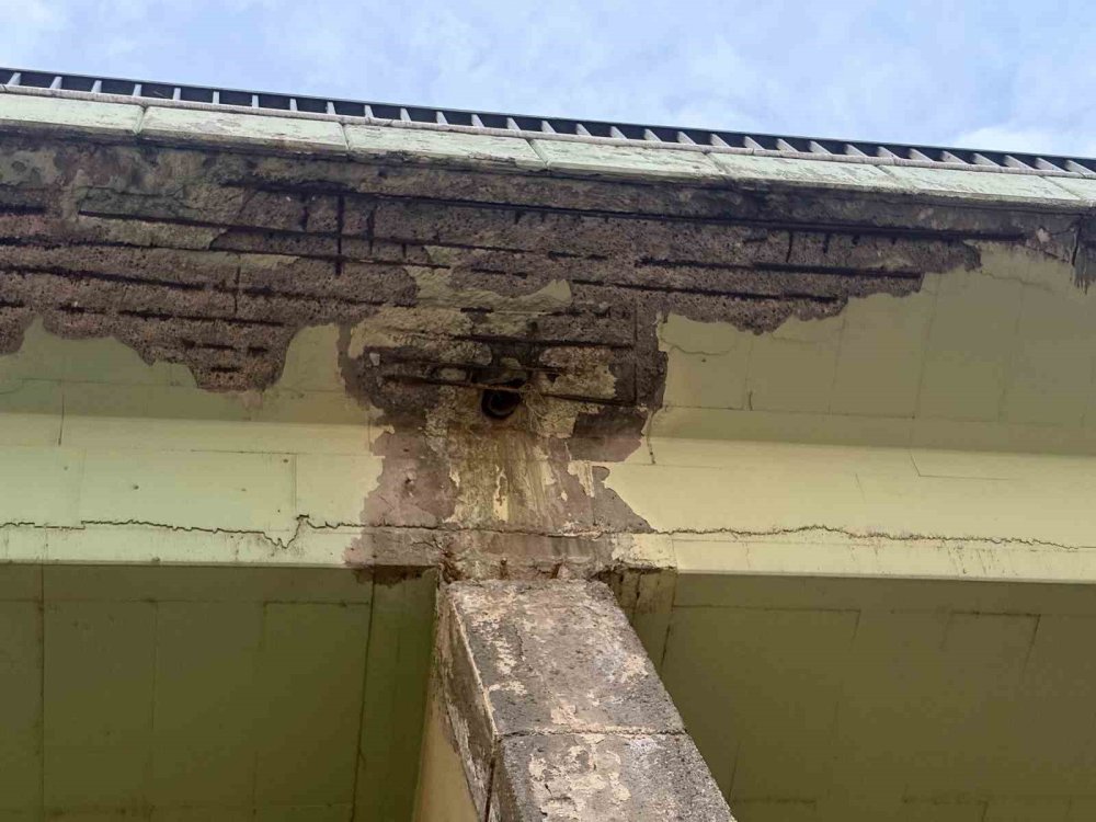 İBB'ye Ait Balıkyolu Köprüsü Tehlike Saçıyor: Betonlar Döküldü, Demirler Açıkta Kaldı