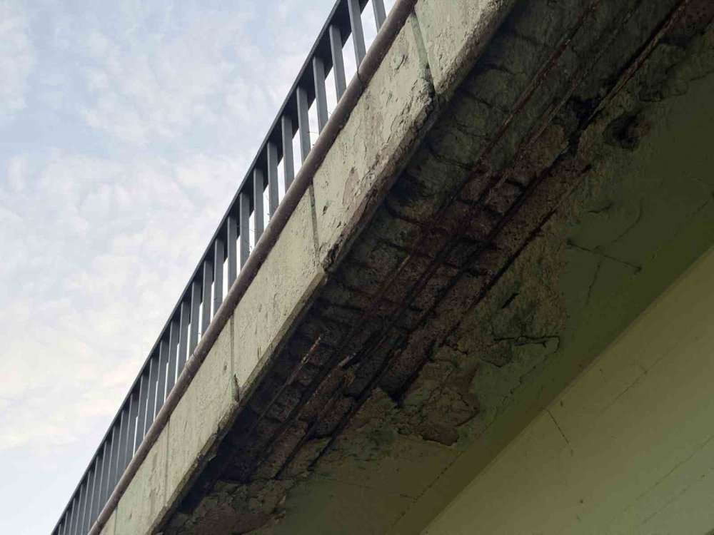 İBB'ye Ait Balıkyolu Köprüsü Tehlike Saçıyor: Betonlar Döküldü, Demirler Açıkta Kaldı