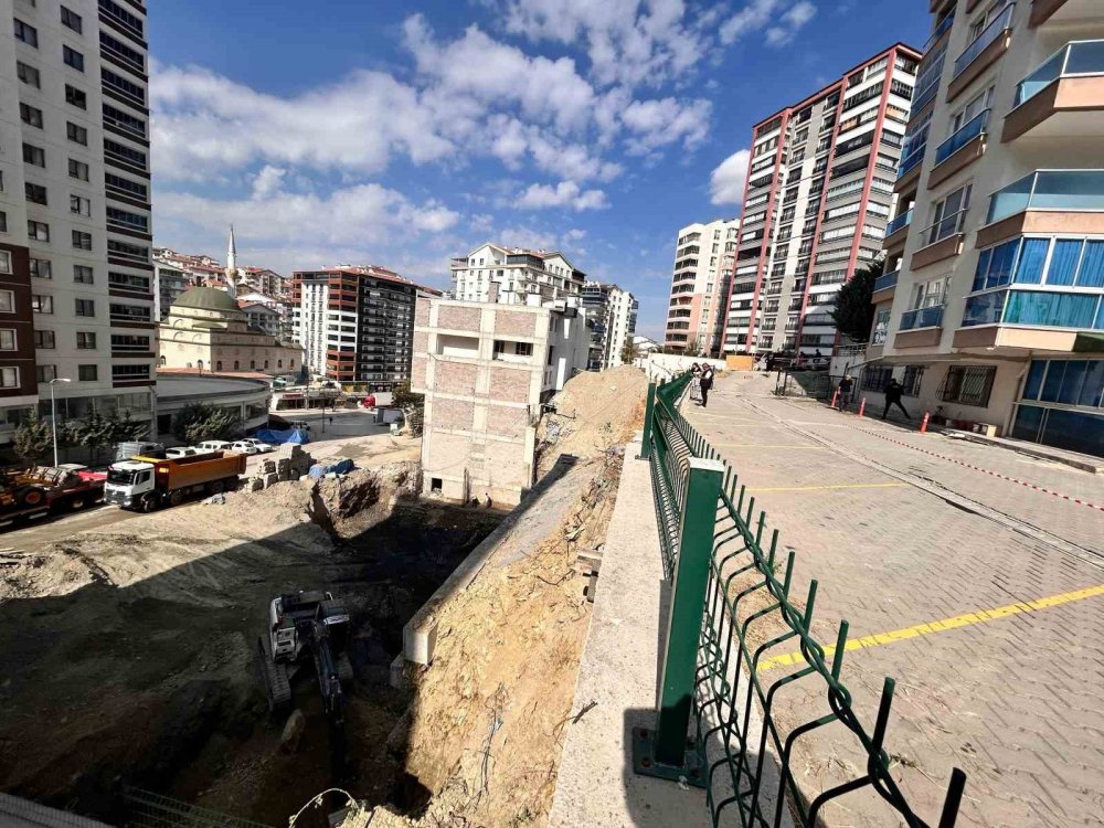Ankara'da Temel Kazısı Paniği: 17 Katlı Bina Boşaltıldı, Yaklaşık 300 Kişi Mağdur