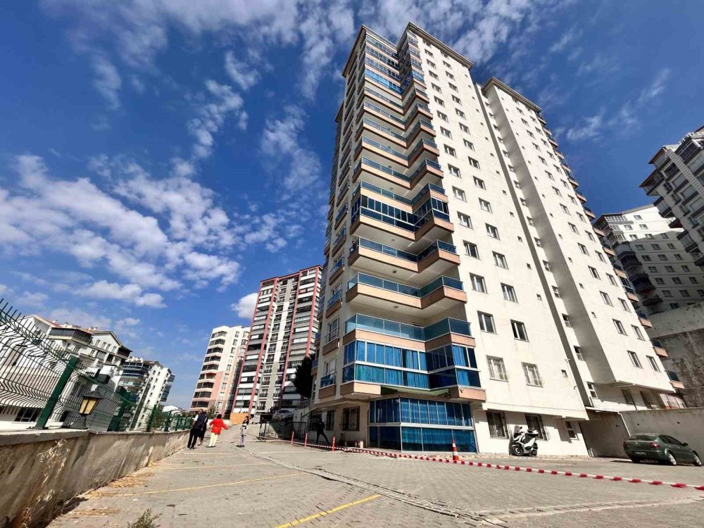 Ankara'da Temel Kazısı Paniği: 17 Katlı Bina Boşaltıldı, Yaklaşık 300 Kişi Mağdur