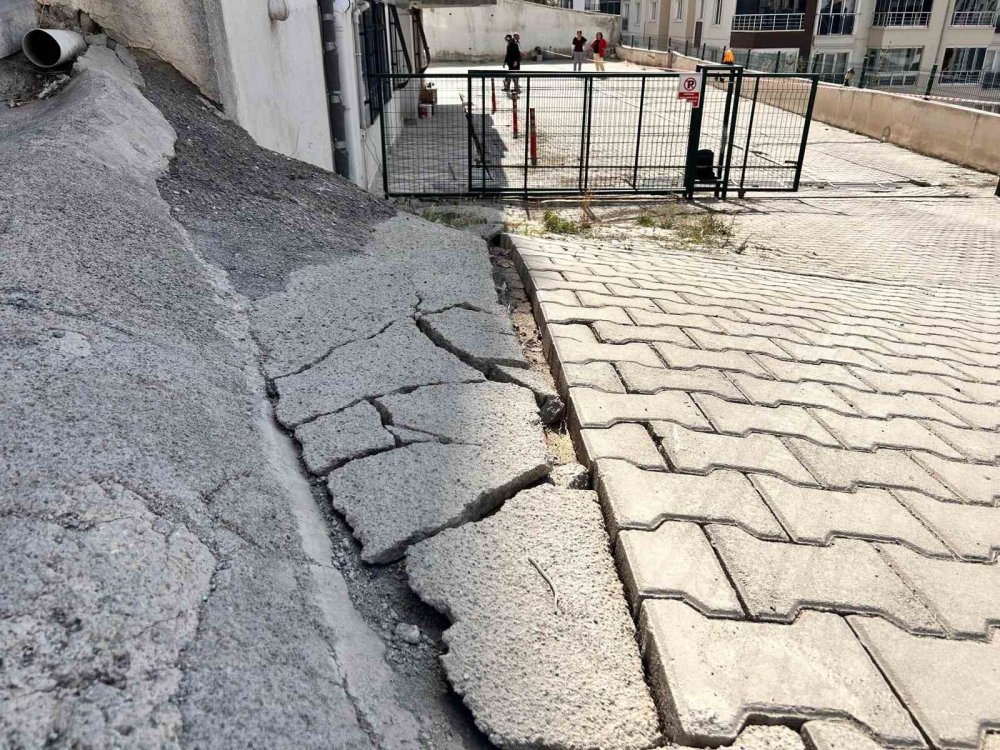 Ankara'da Temel Kazısı Paniği: 17 Katlı Bina Boşaltıldı, Yaklaşık 300 Kişi Mağdur