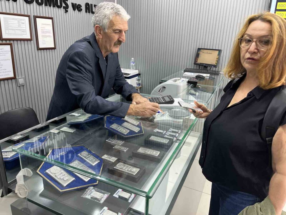 Altın Fiyatları Tarihi Zirvede: Uzmanlardan 'Temkinli Olun' Uyarısı!