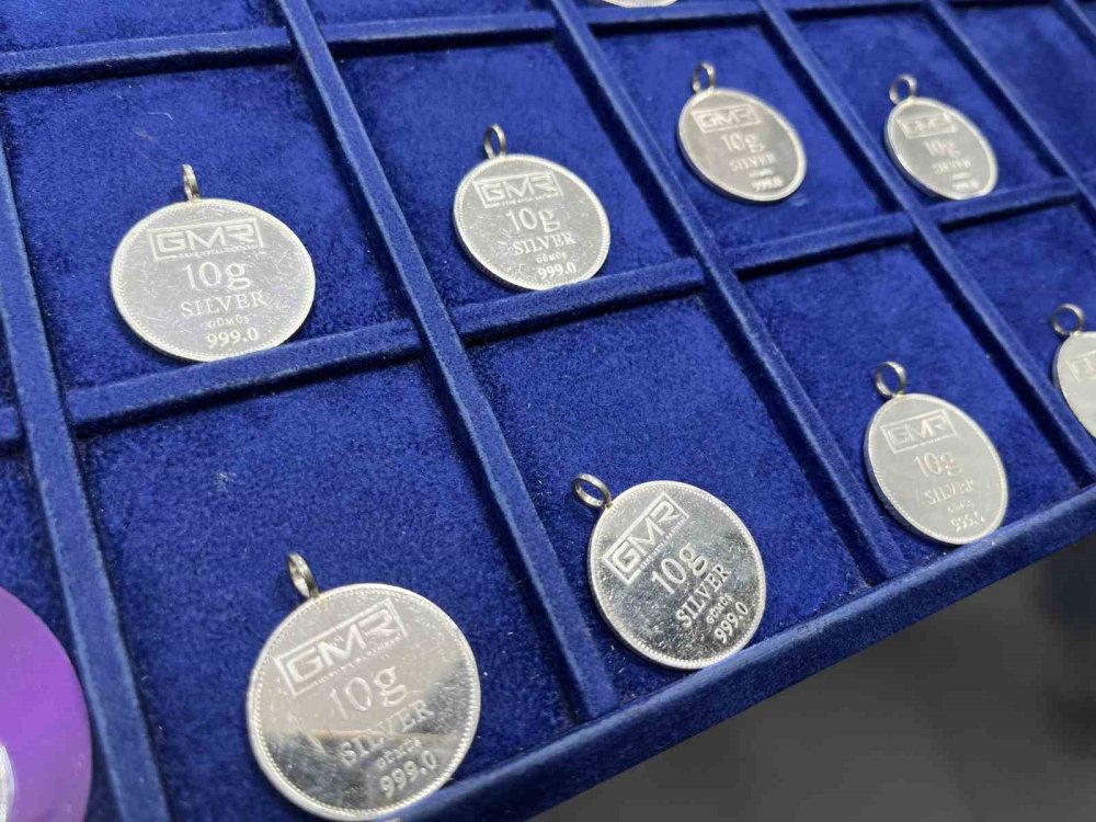 Altın Fiyatları Tarihi Zirvede: Uzmanlardan 'Temkinli Olun' Uyarısı!