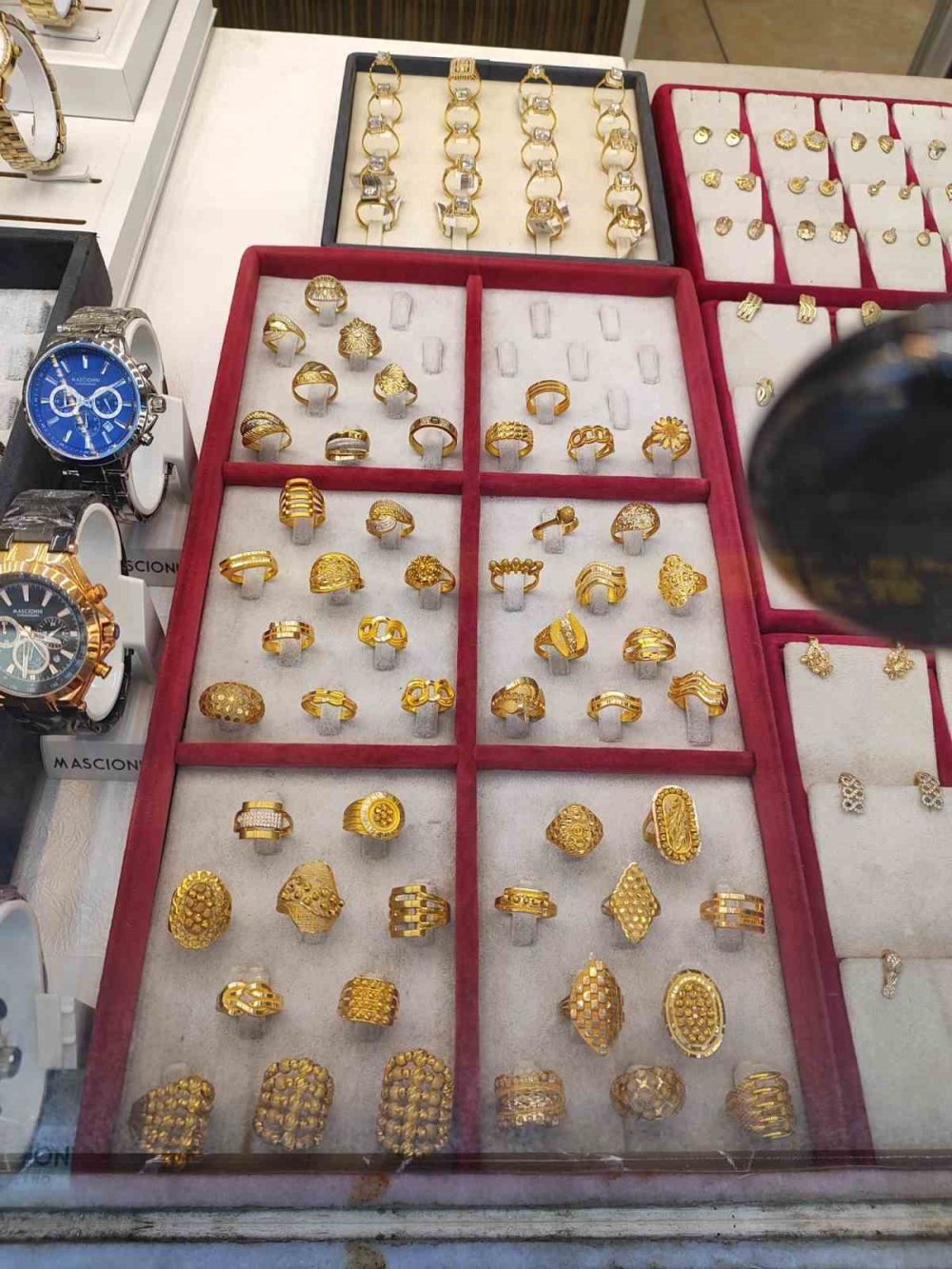 Güvenlik kamerasına yansıdı: Konya'da çarşaflı 3 kişiden milyonluk vurgun