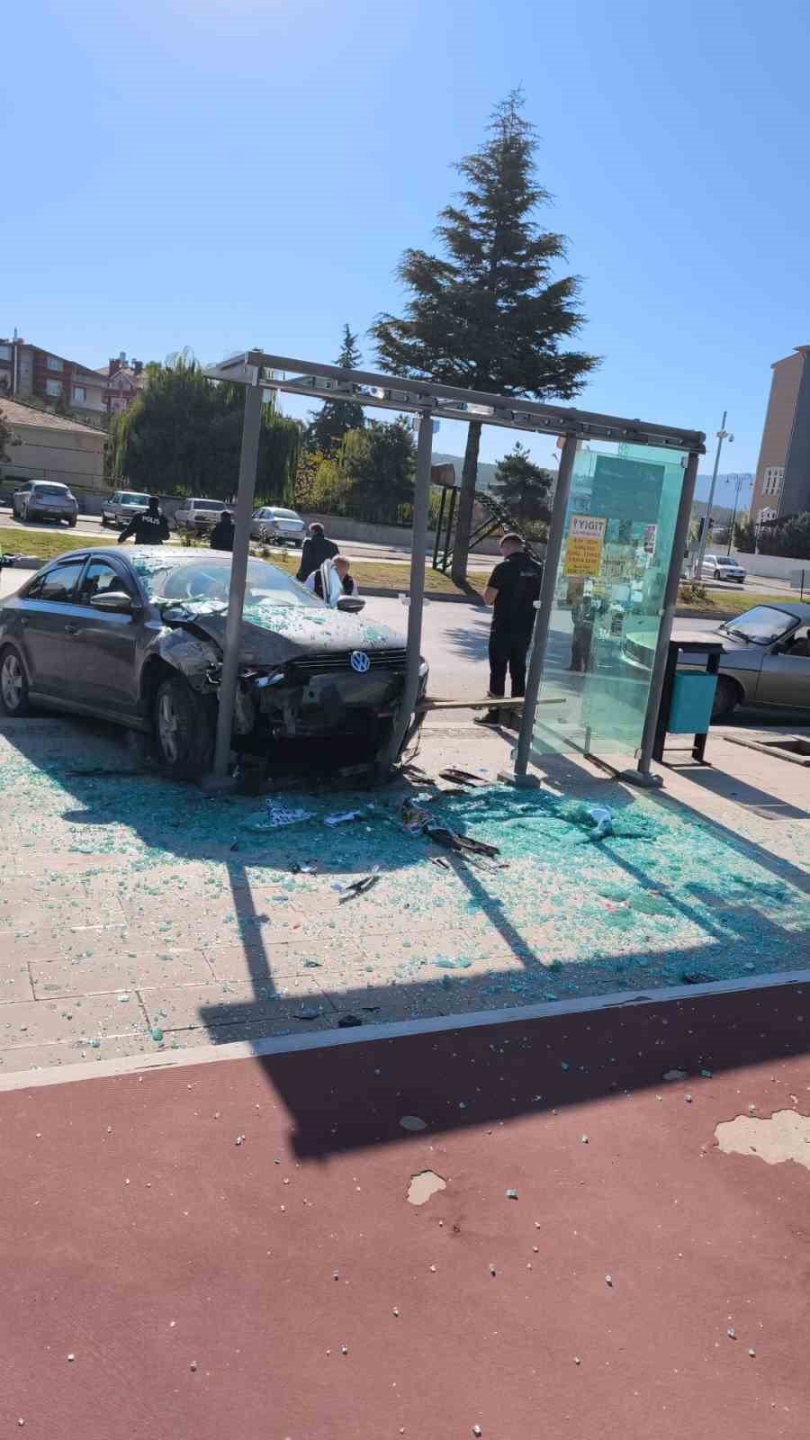 Konya'da Zincirleme Kaza: Durakta Otobüs Bekleyen Genç Yaralandı