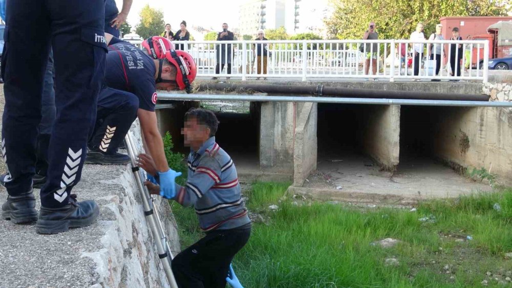 Alkolün etkisiyle su kanalına düştü, köpeğinin havlamasıyla fark edilerek kurtarıldı
