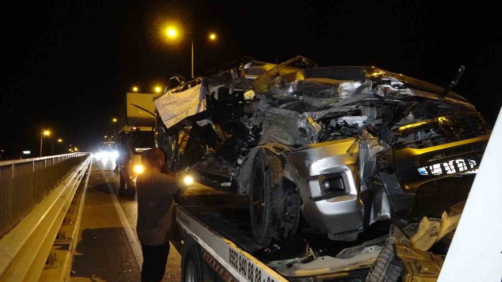 Antalya'da trafik kilitlendi! Pikap kamyona çarptı