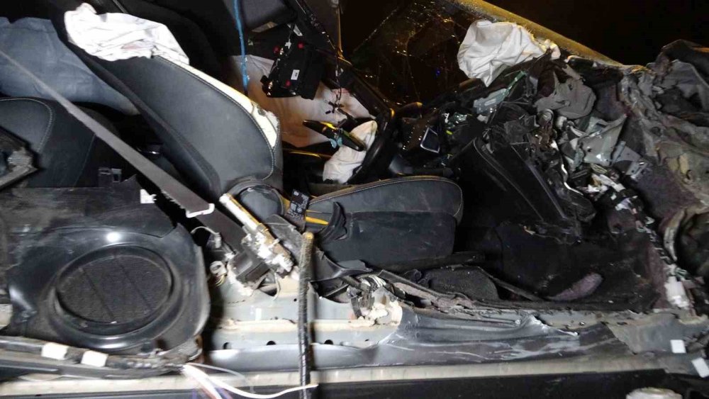 Antalya'da trafik kilitlendi! Pikap kamyona çarptı