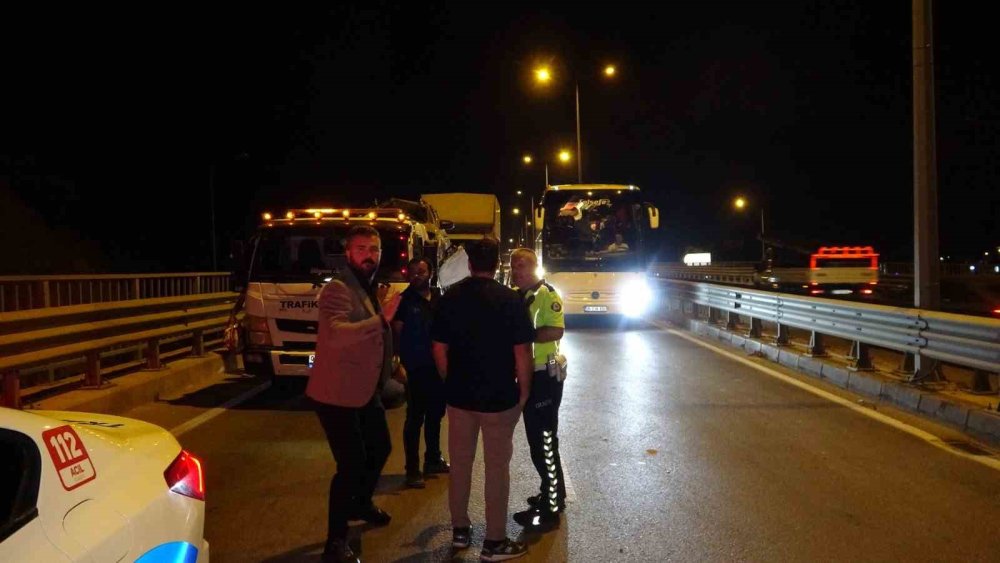Antalya'da trafik kilitlendi! Pikap kamyona çarptı