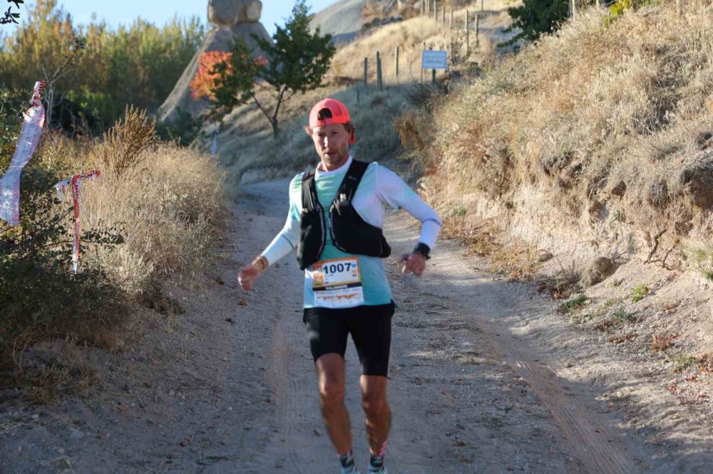 Kapadokya sokakları ve caddeleri ile patikaları insanlarla doldu