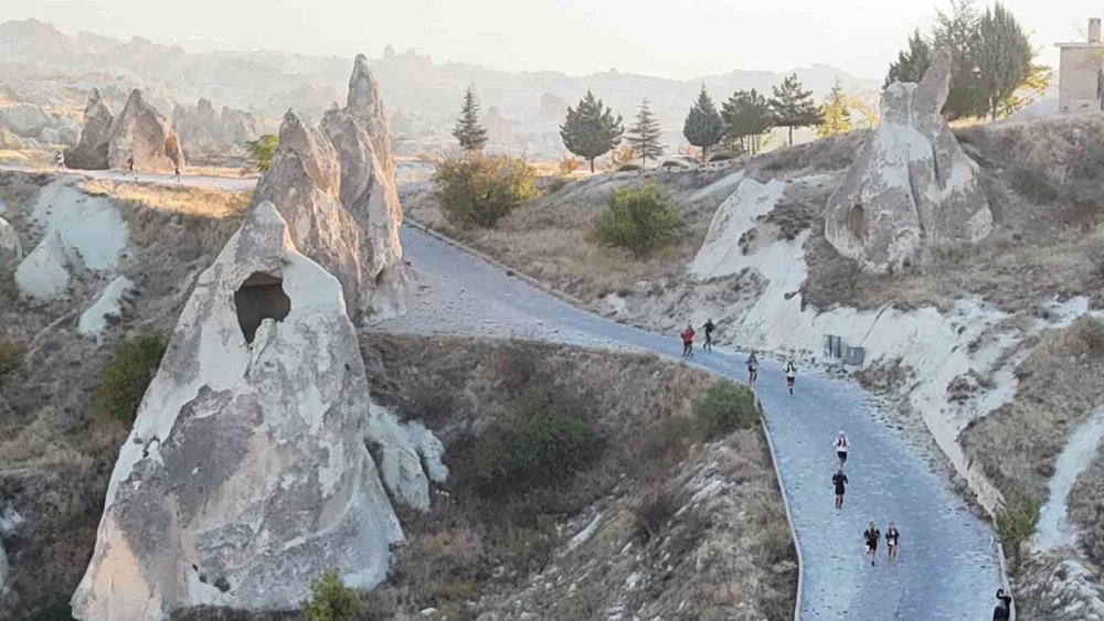 Kapadokya sokakları ve caddeleri ile patikaları insanlarla doldu
