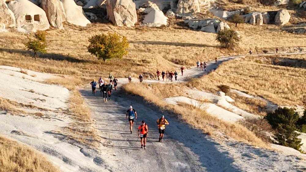 Kapadokya sokakları ve caddeleri ile patikaları insanlarla doldu