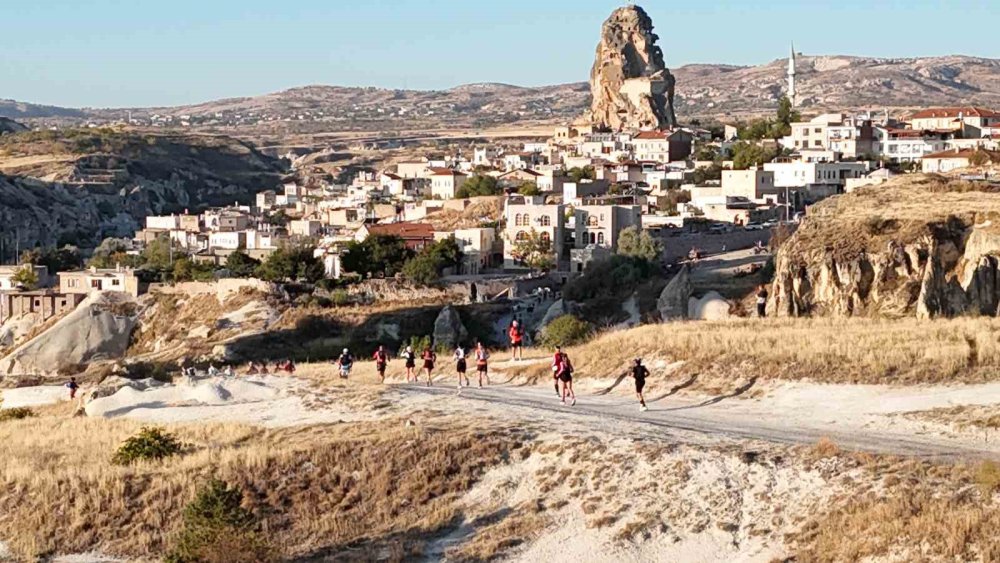 Kapadokya sokakları ve caddeleri ile patikaları insanlarla doldu