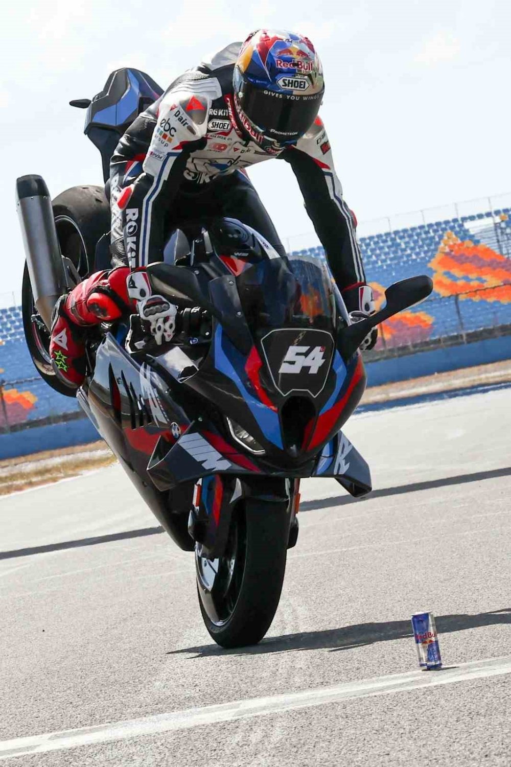 Babası ön tekeri kaldırıyordu o arka tekeri kaldırdı