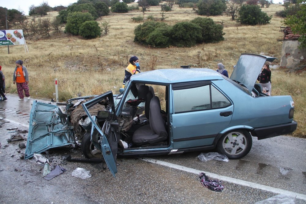 Frene bastı ama zemin durdurmadı! Kamyonete arkadan çarpan TOFAŞ'tan bebek sağ çıkamadı