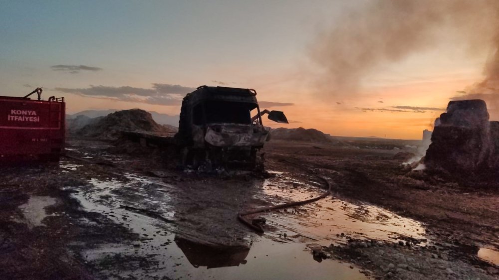 Karapınar'da saman yüklü tır yandı