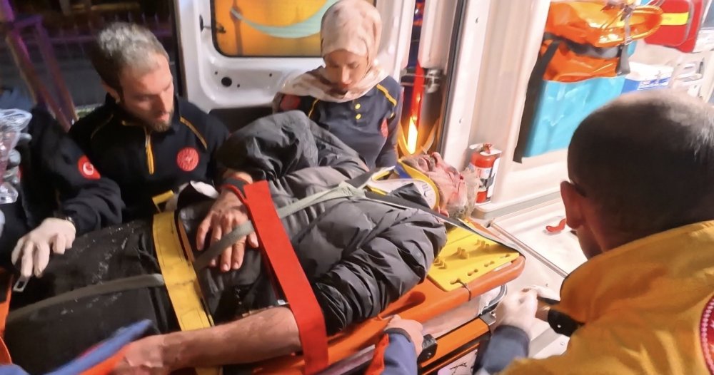 Tıra çarpan otomobilin tavanı arabadan ayrıldı