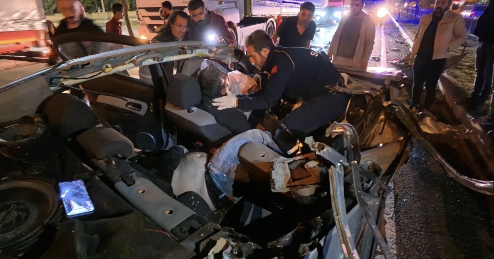 Tıra çarpan otomobilin tavanı arabadan ayrıldı