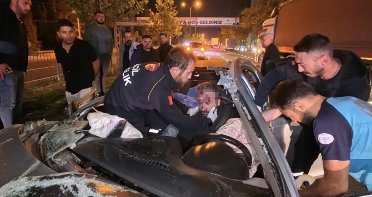 Tıra çarpan otomobilin tavanı arabadan ayrıldı
