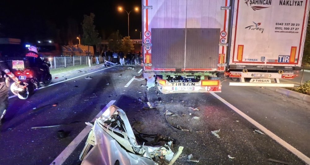 Tıra çarpan otomobilin tavanı arabadan ayrıldı