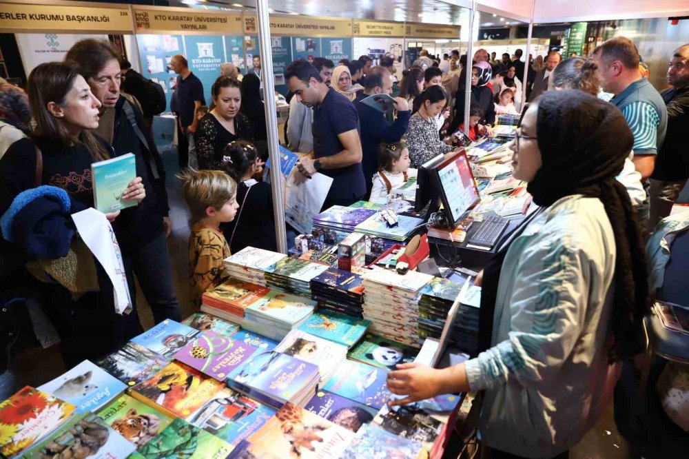12. Kez Kapılarını Açtı: Konya Kitap Günleri'ne Aileler Akın Ediyor