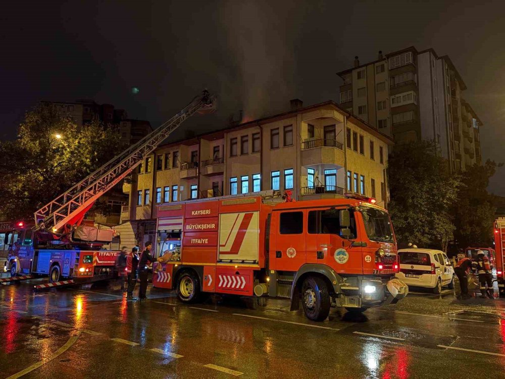 Eşi almadı, kapıdan giremeyince bacayı yaktı