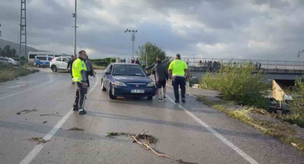 Hatay'da Sel ve Heyelan Felaketi: Otoyol Kapandı, Araçlar Mahsur Kaldı