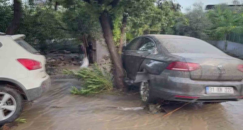 Hatay'da Sel ve Heyelan Felaketi: Otoyol Kapandı, Araçlar Mahsur Kaldı
