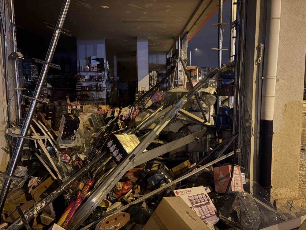 Otomobil züccaciye dükkana girdi: İki tarafın da zararı büyük