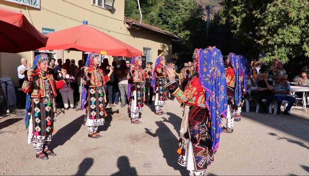 İki Akademisyen, Geleneksel Türkmen Düğünüyle Evlendi: Bilim ve Gelenek Buluştu