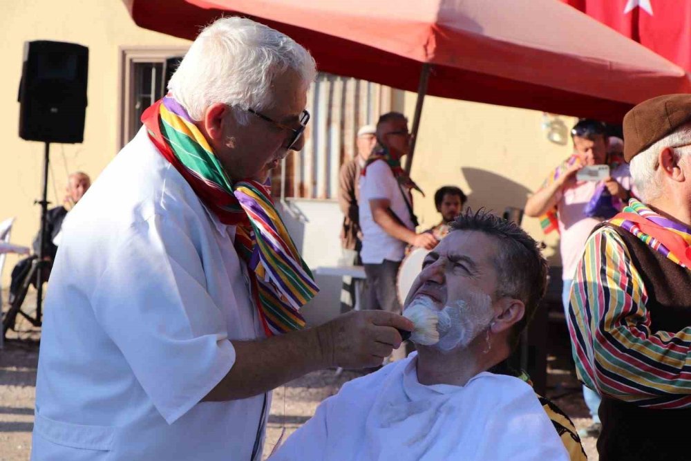 İki Akademisyen, Geleneksel Türkmen Düğünüyle Evlendi: Bilim ve Gelenek Buluştu