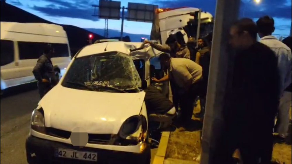 Karapınar OSB Kavşağında Tır-Ticari Araç Kazası: 2 Yaralı