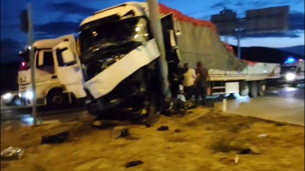 Karapınar OSB Kavşağında Tır-Ticari Araç Kazası: 2 Yaralı