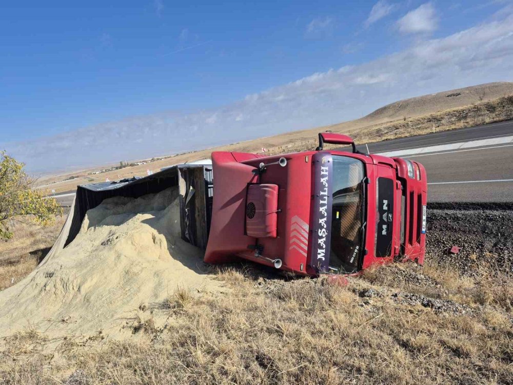 Kulu Kavşağında Korkutan Kaza: Otoyola Giren Tır Şarampole Uçtu