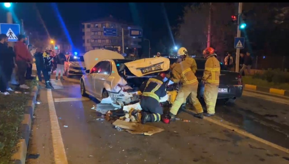 Mercedes'e çarptı aracından inip kaçtı