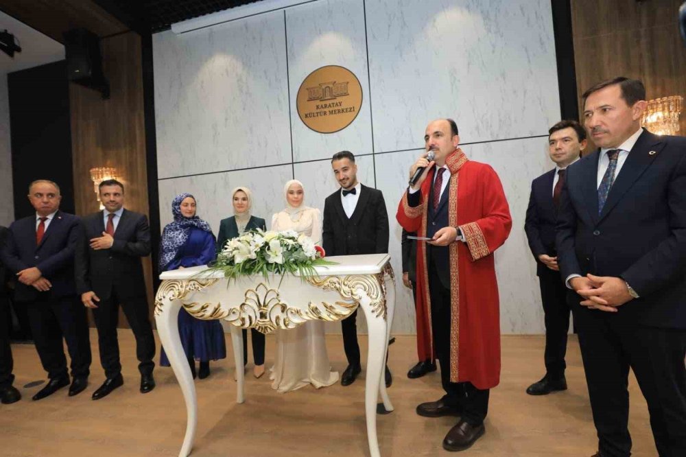 Bakan Göktaş, Konya’da evlilik kredisinden yararlanan çiftin nikah şahidi oldu