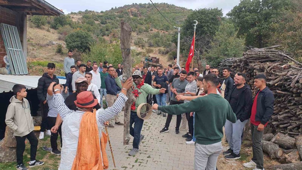 Demirci'nin 'Yalak Cezası' Geleneği: Düğünlerde Oynamayan Suya