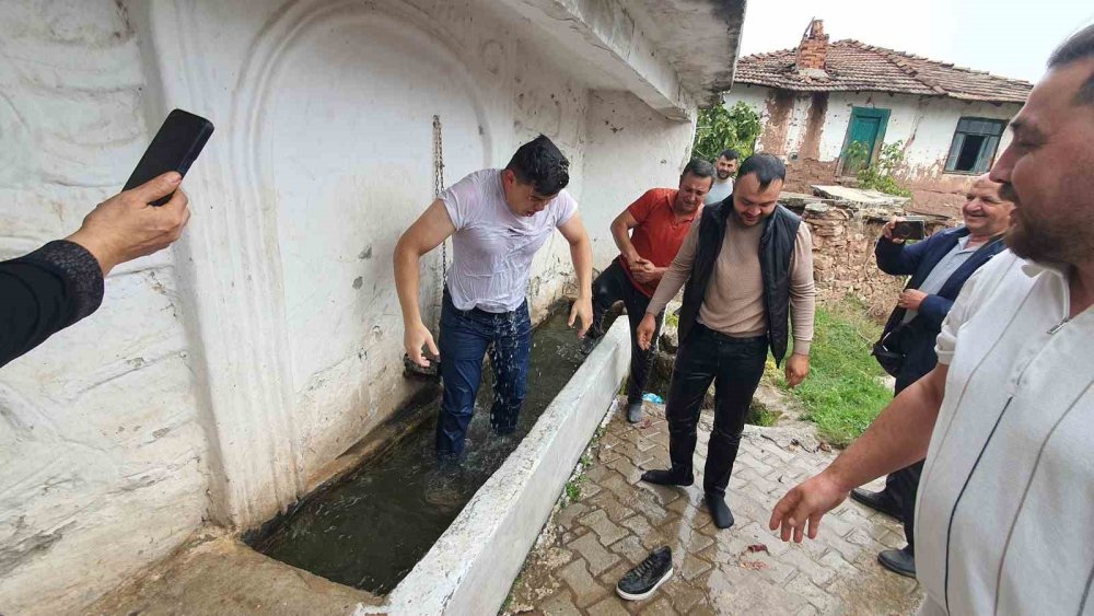 Demirci'nin 'Yalak Cezası' Geleneği: Düğünlerde Oynamayan Suya