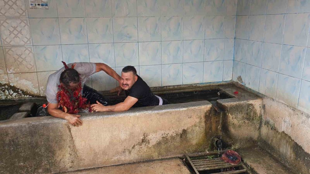 Demirci'nin 'Yalak Cezası' Geleneği: Düğünlerde Oynamayan Suya