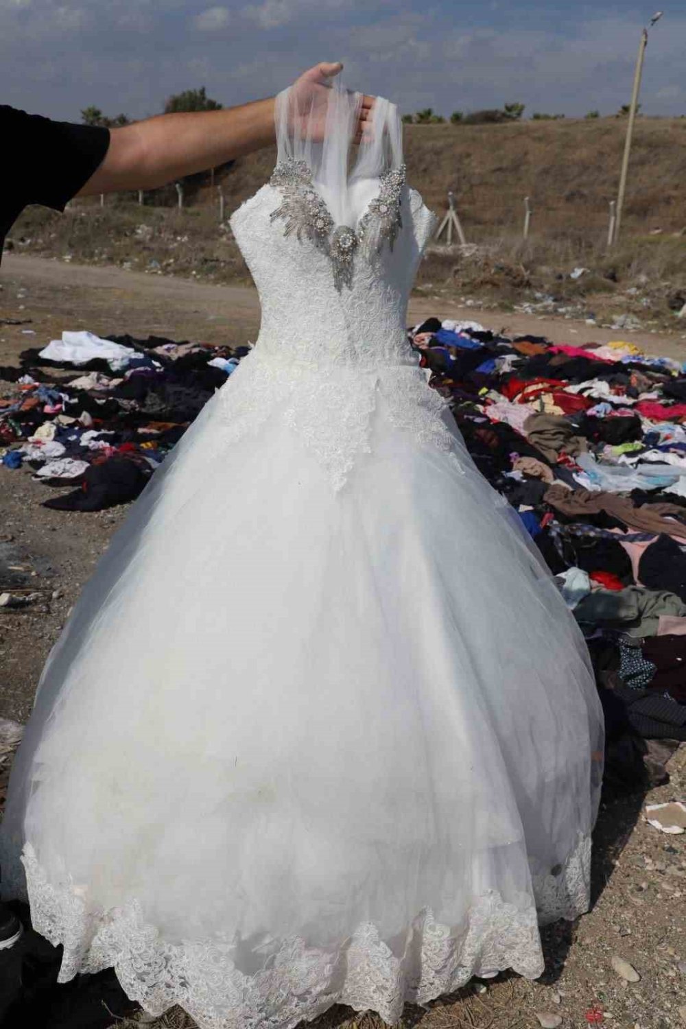 Sahildeki Tonlarca Tekstil Atığı Tepki Çekti: Gelinlik Bile Çıktı