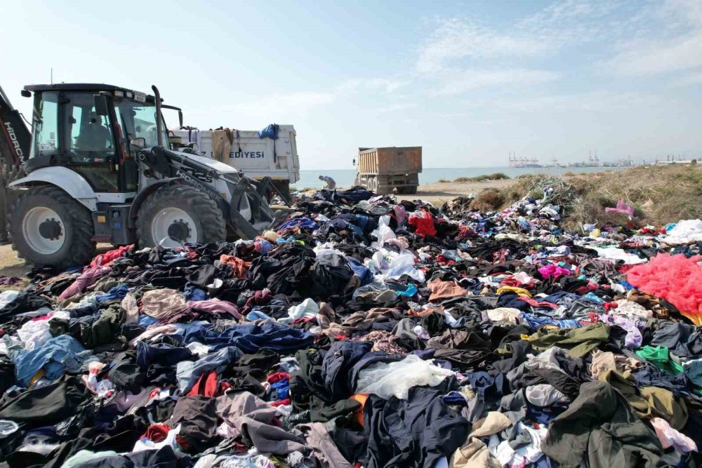 Sahildeki Tonlarca Tekstil Atığı Tepki Çekti: Gelinlik Bile Çıktı