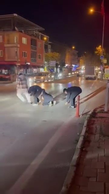 Yaya geçidinden karşıya birdirbir oynayarak geçtiler