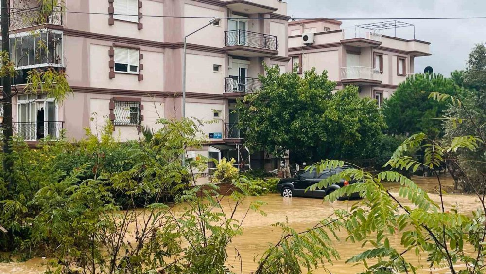 1 saat süren yağmur, yolları göle çevirdi