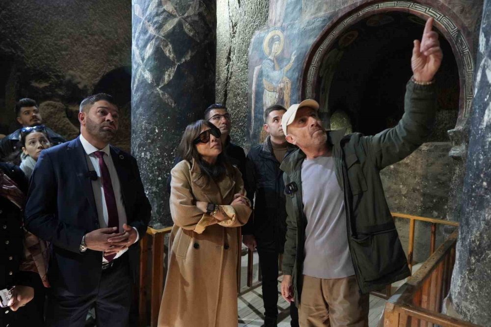 30 kilo veren yıldız isme sahnede tahrik eden sürpriz